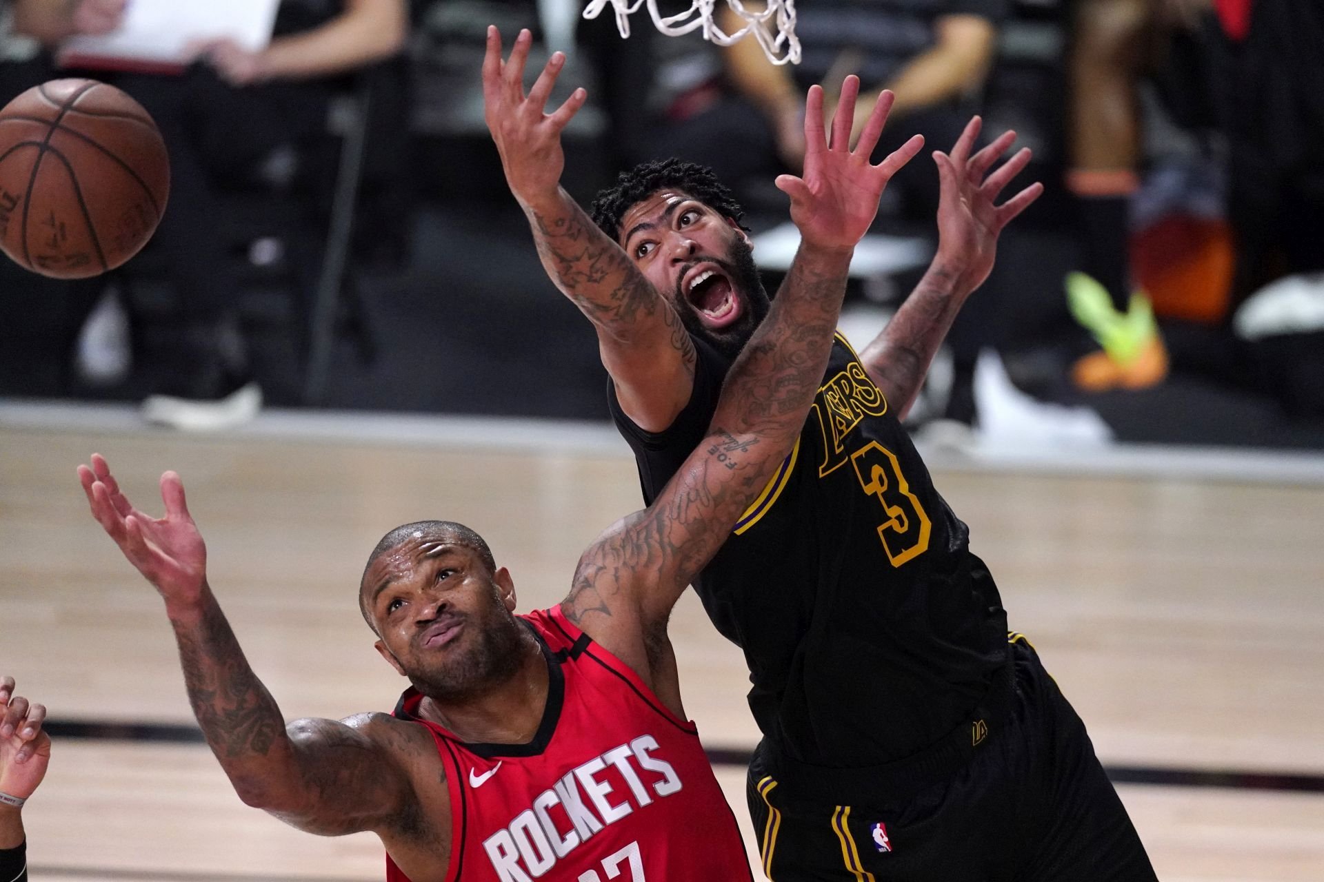 VIDEO: Lakers delí od postupu jedna výhra, potiahol ich dominantný Davis
