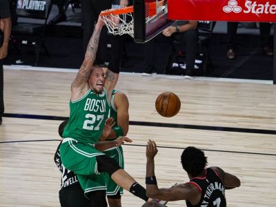 VIDEO: Celtics pretlačili šampiónov a sú v konferenčnom finále. Denver bojuje