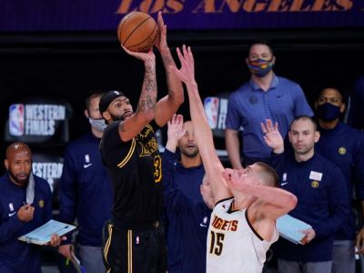 VIDEO: Denver hrýzol, záverečnú prestrelku pivotov ovládol úžasný Davis