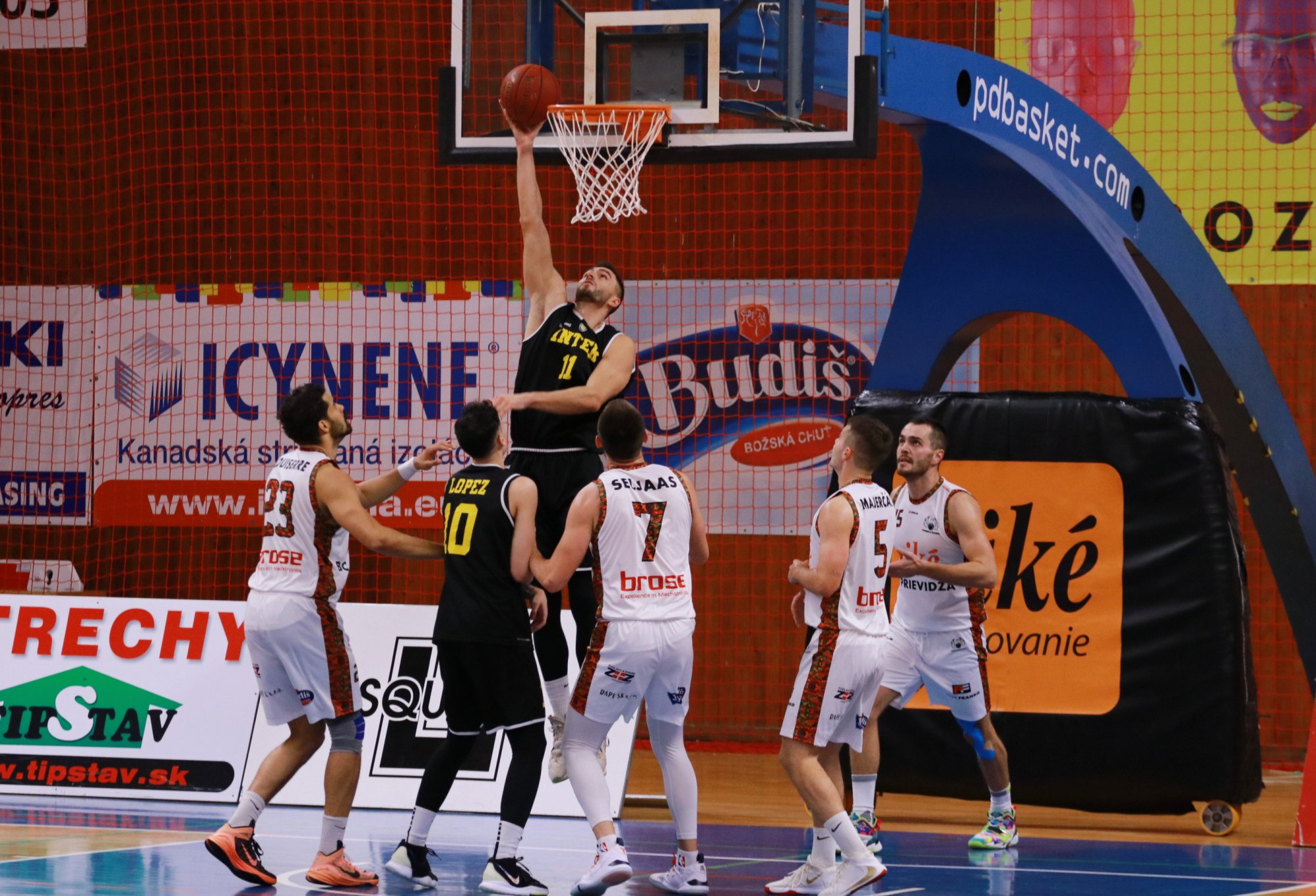 Basketbalové extraligy pokračujú aj počas zákazu vychádzania