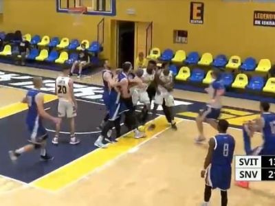 VIDEO: Hromadná strkanica vo Svite, rozhodcovia vylúčili piatich hráčov