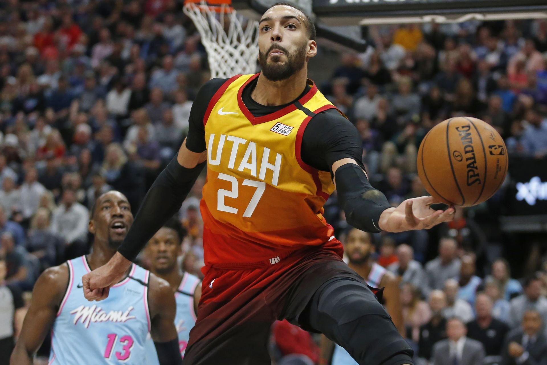 Vtipkoval o nákaze a dostal ju. Hviezda NBA má koronavírus, liga prerušila sezónu