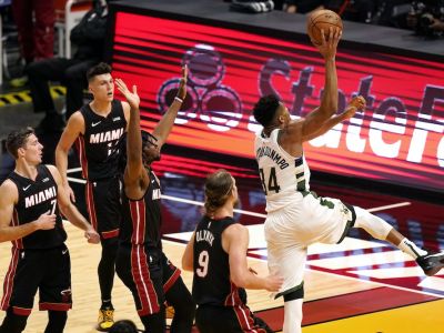 VIDEO: Finalisti z Miami dostali doma 47 bodový debakel, trojkový rekord Milwaukee