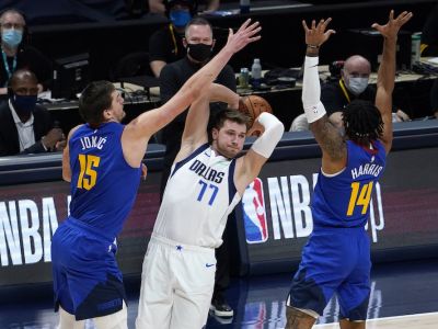 VIDEO: Parádny súboj Dončiča s Jokičom, oslabený Brooklyn zdolal prvú Philadelphiu