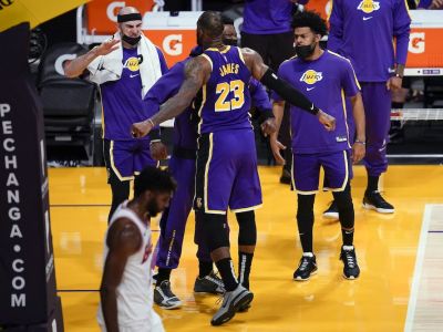 VIDEO: Golden State prehrávali s Clippers o 21, vyhrali. LeBron rozhodol o výhre Lakers