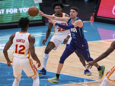 VIDEO: LaMelo Ball najmladší s triple-doublom, zdecimovaný káder Philadelphie