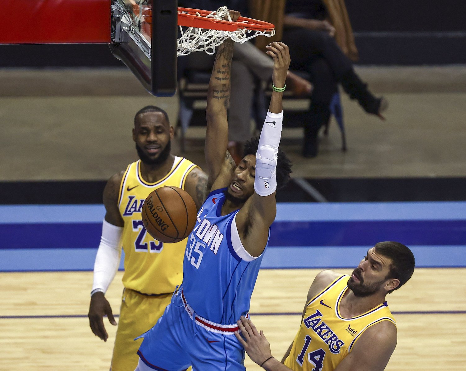 Vyradili ho štyri tímy NBA, v Číne ho vyhodili ešte pred sezónou, teraz vzbudil pozornosť aj LeBrona Jamesa