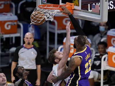 VIDEO: Parádny európsky súboj pre Antetokounmpa, Lakers vedú ligu