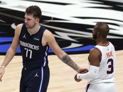 VIDEO: Booker rozosmutnil Dončiča, LeBron James mal konflikt s fanúšikmi