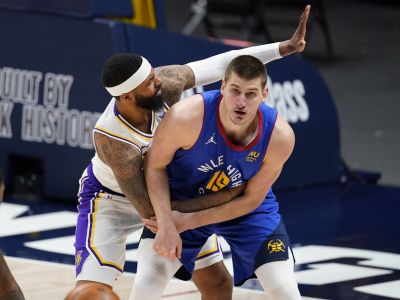 VIDEO: Lakers vysoko prehrali a prišli o Davisa, Dallasu nestačilo ani 44 bodov Dončiča