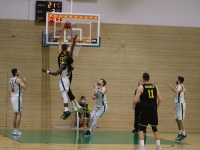 VIDEO: Fusek predviedol neskutočný buzzer beater cez celé ihrisko