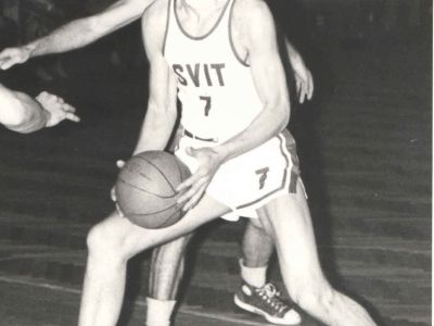 Pre reprezentáciu bol nízky, ale stal sa legendou vo Svite, s ktorým precestoval svet
