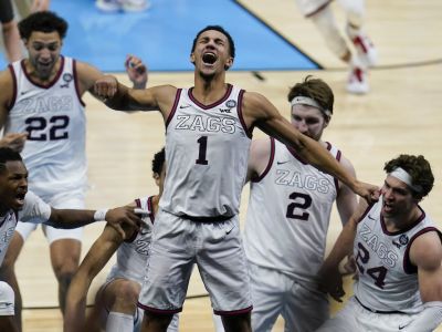 Najlepší zápas v histórii? Aj LeBrona Jamesa uchvátilo neuveriteľné semifinále NCAA s parádnym koncom