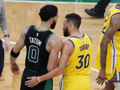 VIDEO: 47 vs. 44. Curry s Tatumom predviedli parádnu streleckú šou