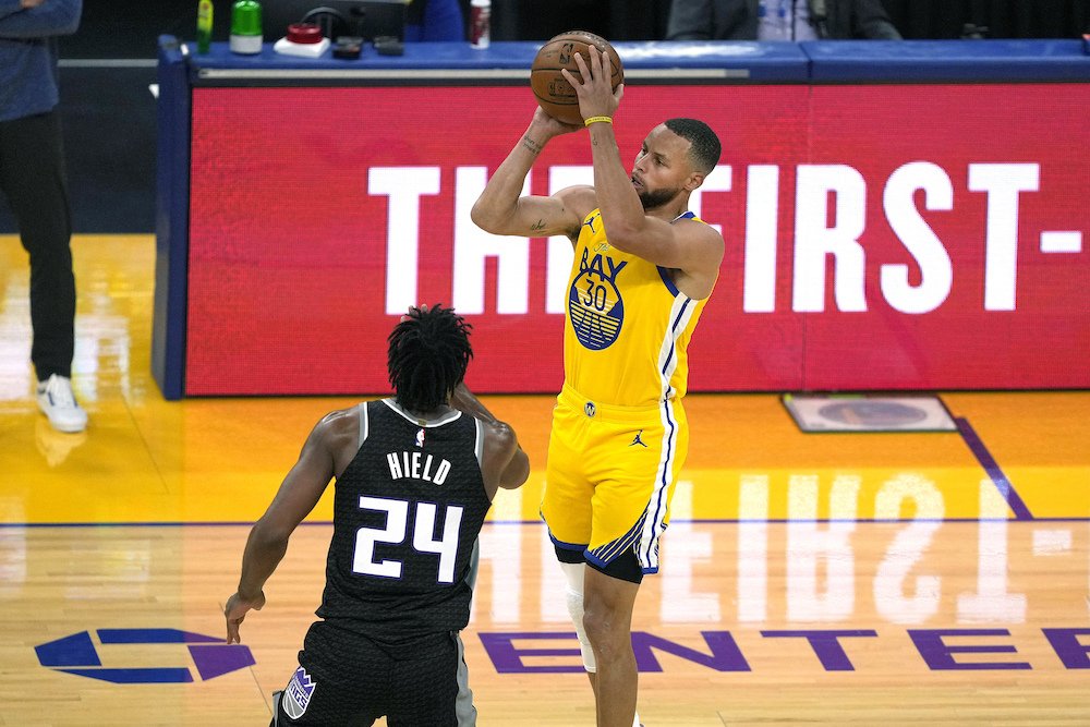 VIDEO: Poď sem, kam ideš. Morant predviedol parádnu akciu a Curry skvelý strelecký rekord