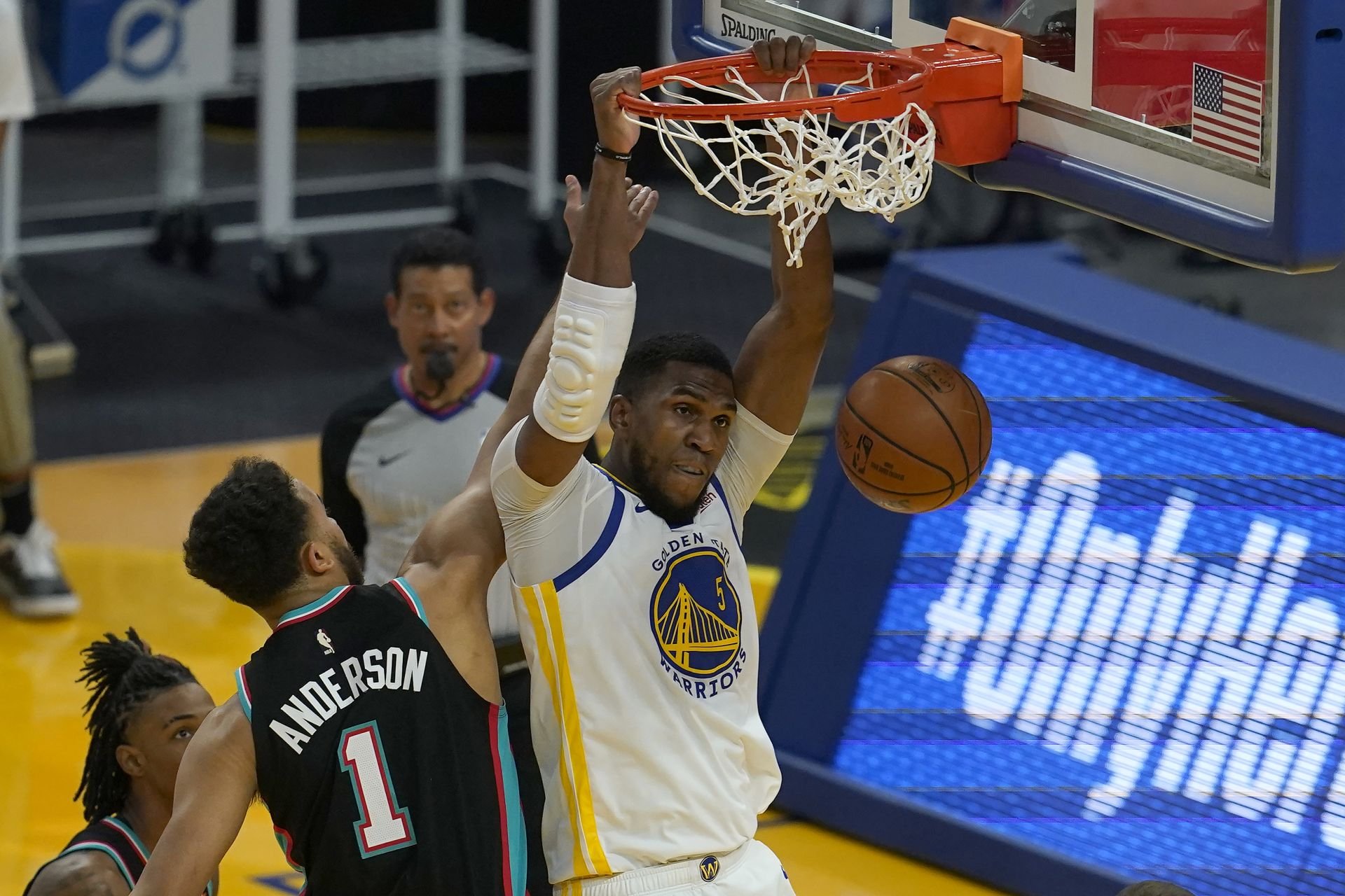Základnú časť vyhral Utah, Lakers a Warriors proti sebe v play in