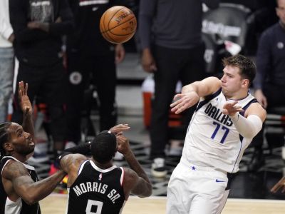 NBA play-off: Zranený Dončič znova povytieral palubovku Clippers, tri tímy do druhého kola