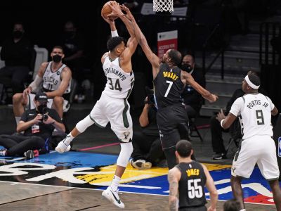 NBA play-off: Brooklyn aj bez Hardena uštedril Milwaukee ťažký výprask