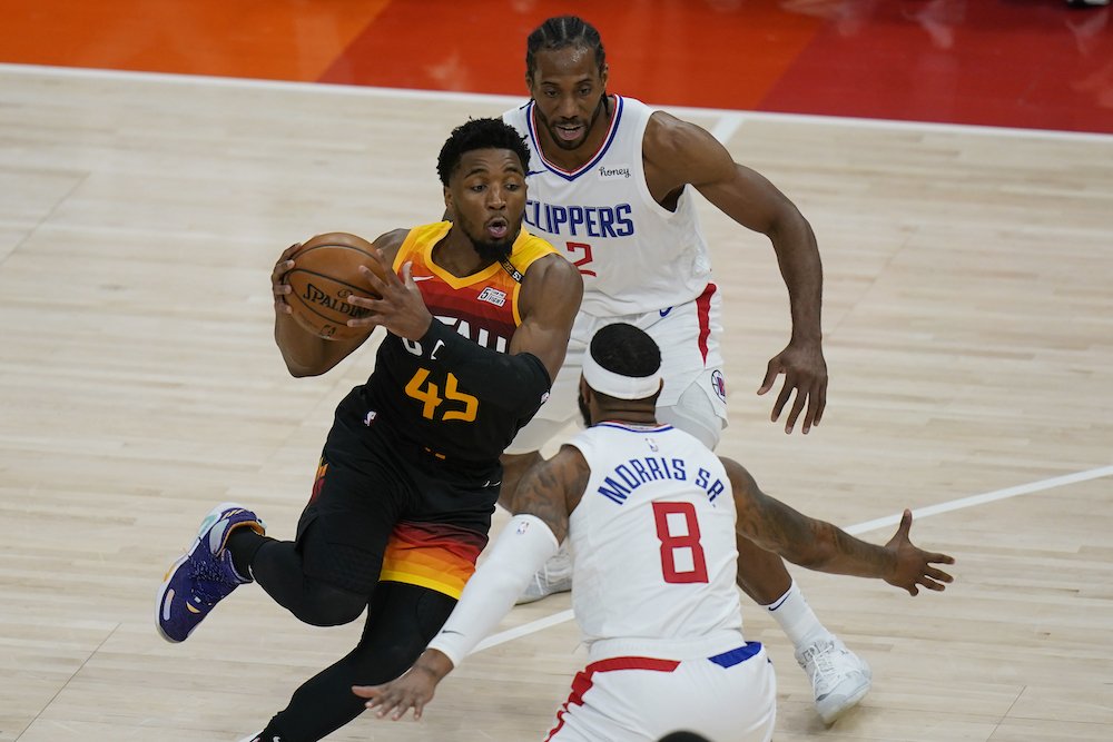 NBA play-off: Mitchell vrátil Utah do zápasu 45 bodovou explóziou, 40 bodov pre Embiida