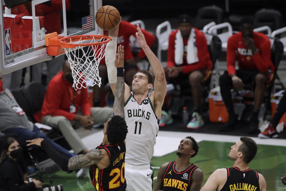 NBA play-off: Brook Lopez vybojoval pre Bucks parádnym výkonom mečbal