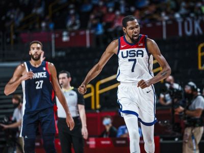 Američania oplatili Francúzom prehru zo skupiny a obhájili olympijský titul