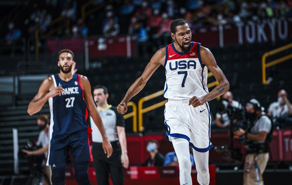 Američania oplatili Francúzom prehru zo skupiny a obhájili olympijský titul