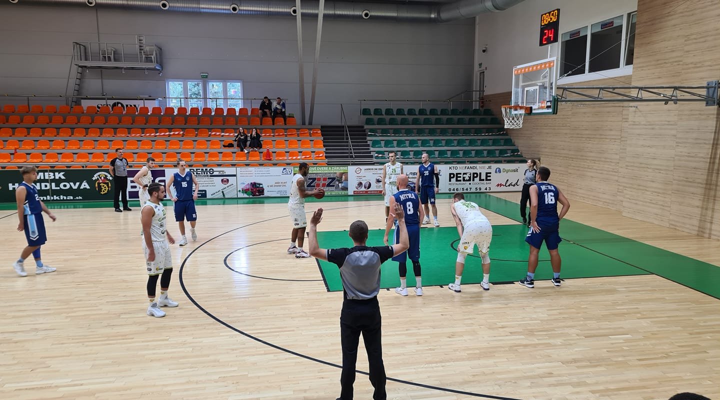 Handlová začala domáci turnaj s prehrou, Levice potvrdili úlohu favorita