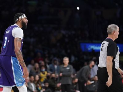 VIDEO: Davisovi praskli nervy, vulgárne nadával rozhodcom. Phoenix s ďalšou výhrou