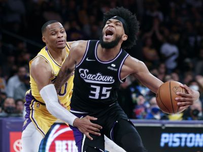VIDEO: Lakers padli po troch predĺženiach, Phoenix valcuje naďalej