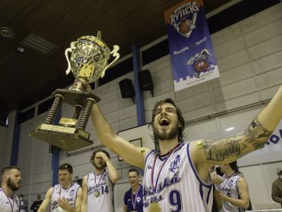 Slováci v zahraničí: Ihring lídrom OSE, double-double Petráša, 20-bodová Bálintová pri debakli