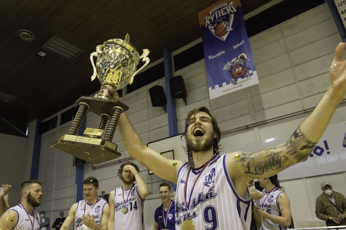 Slováci v zahraničí: Ihring lídrom OSE, double-double Petráša, 20-bodová Bálintová pri debakli
