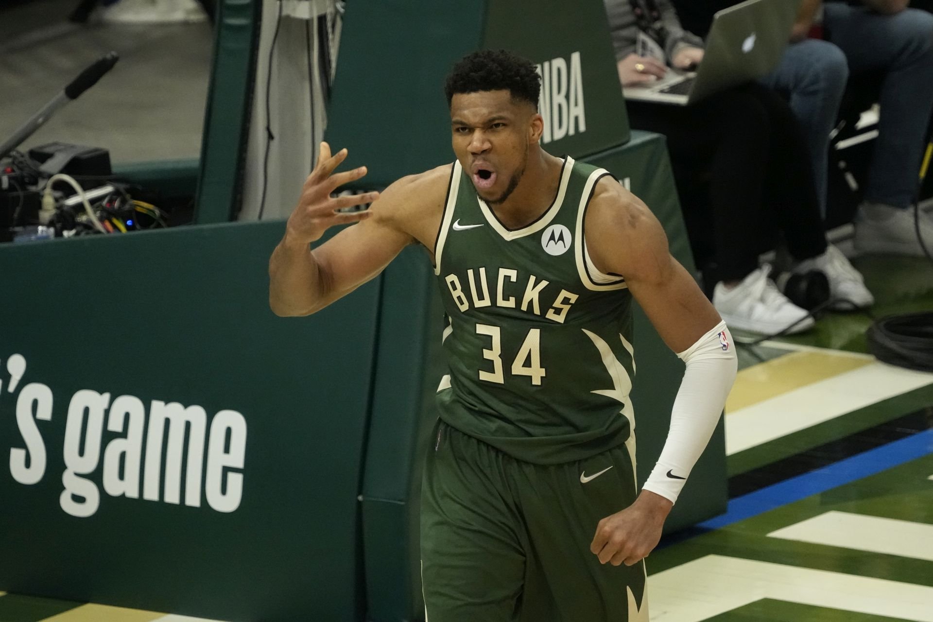 Kto a prečo vyhrá NBA? Finále nebude len o Jannisovom kolene