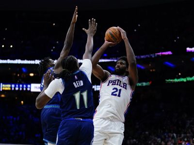 VIDEO: Embiid potiahol Philadelphiu 43 bodmi a 15 doskokmi, na čele NBA sa držia Golden State a Phoenix