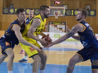VIDEO: Víťazná séria Komárna pokračuje, Handlová rabovala na Spiši