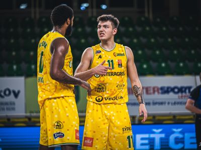 VIDEO: Diskvalifikačné fauly, hromadná mela. Levice uspeli v nervóznom šlágri