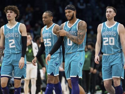 VIDEO: Obhajcovia titulu prehrali druhýkrát za sebou so Charlotte, stúpa Philadelphia