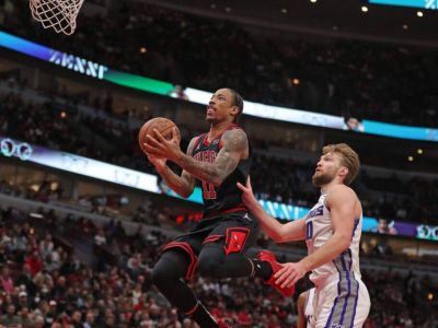VIDEO: Úžasný DeRozan prekonal legendu, Lakers pretlačili Utah