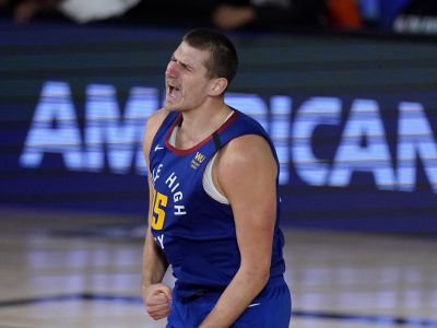 NBA play-off: MVP Jokič bojoval, ale na Golden State to bolo málo, postupuje aj Milwaukee