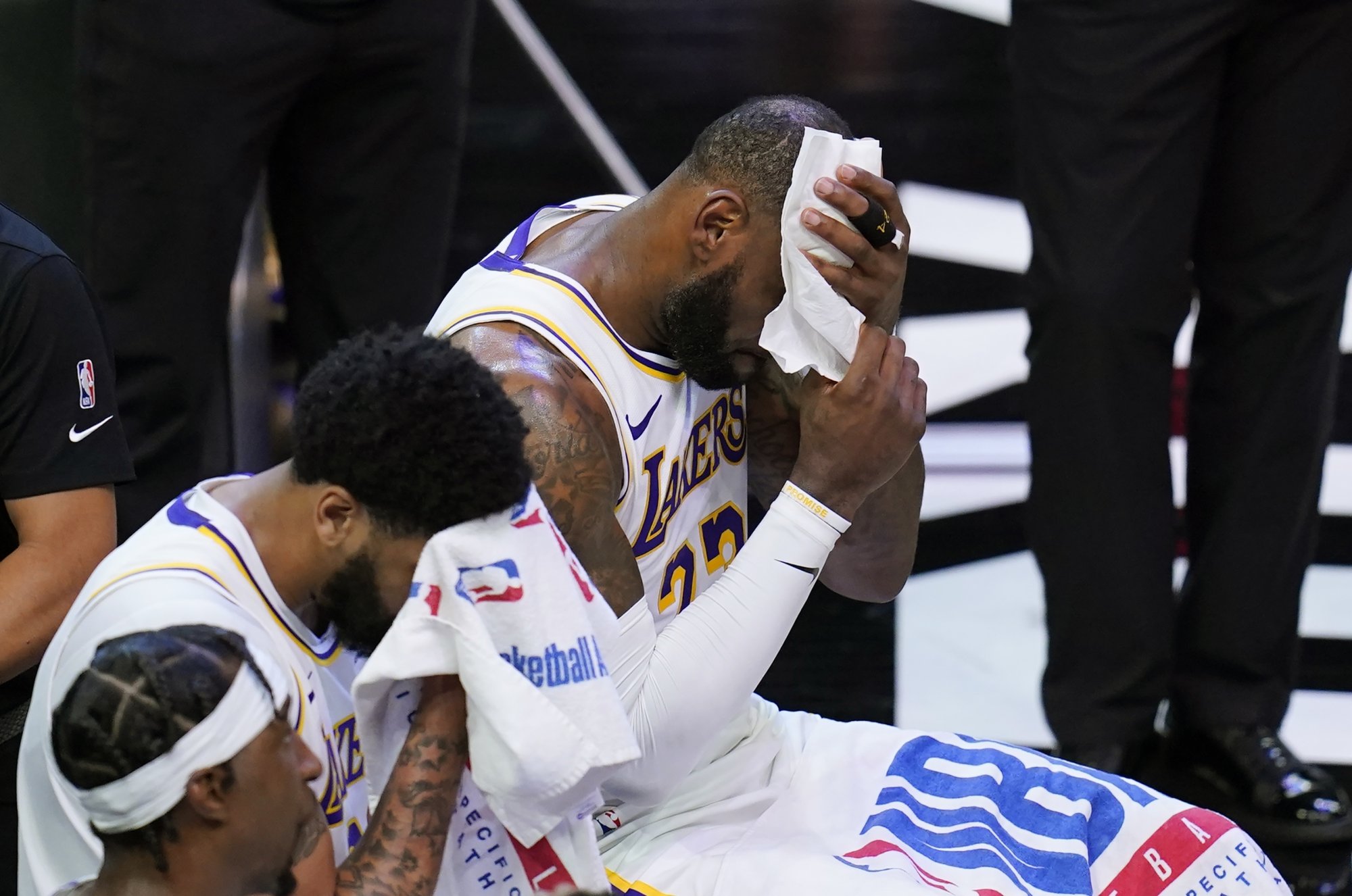 VIDEO: Lakers nevyhralo ani v plnej sile a kleslo mimo miest pre play-off