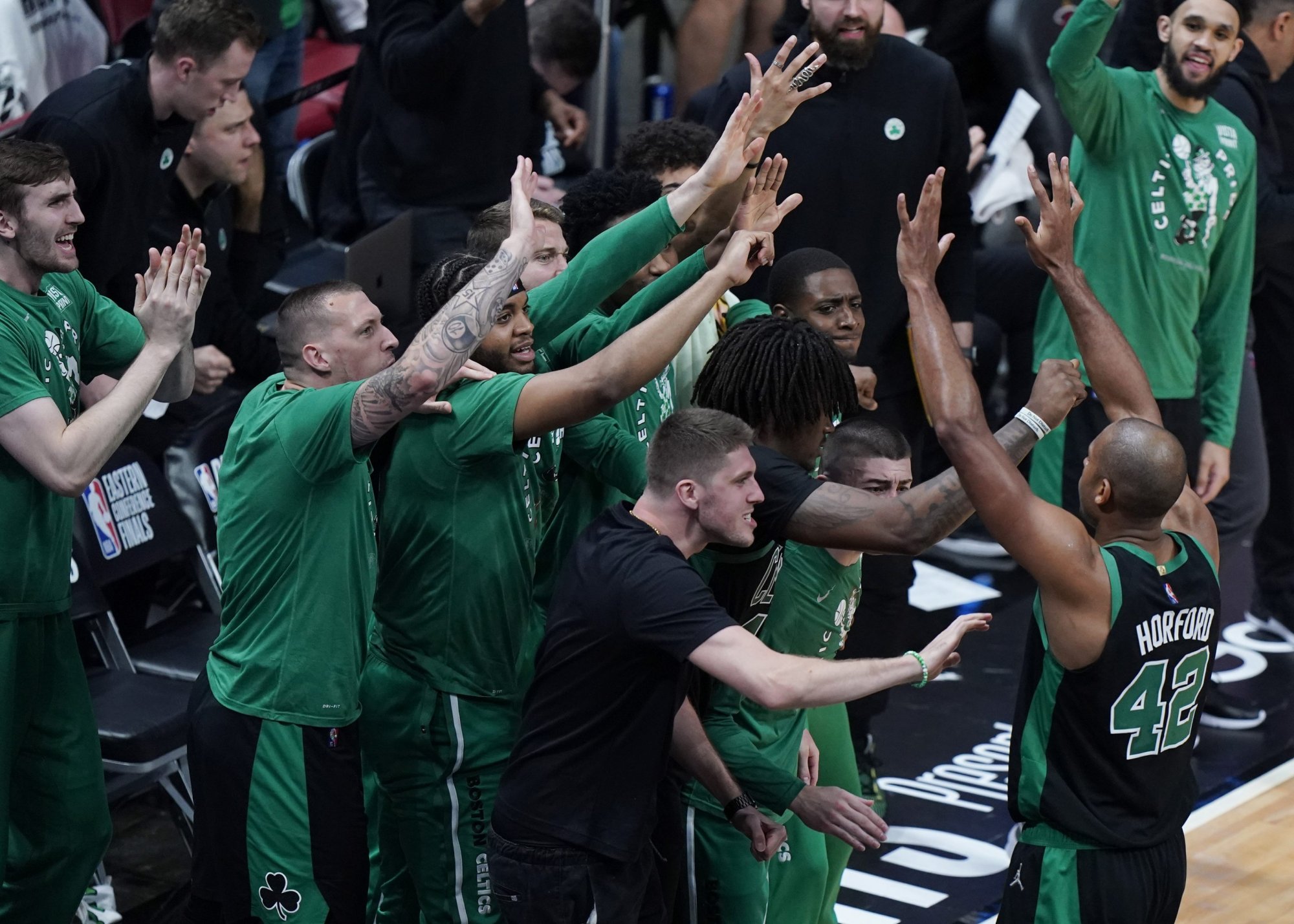 NBA play-off: Ďalší slabučký výkon Miami, Boston si vezie z Floridy finálový mečbal