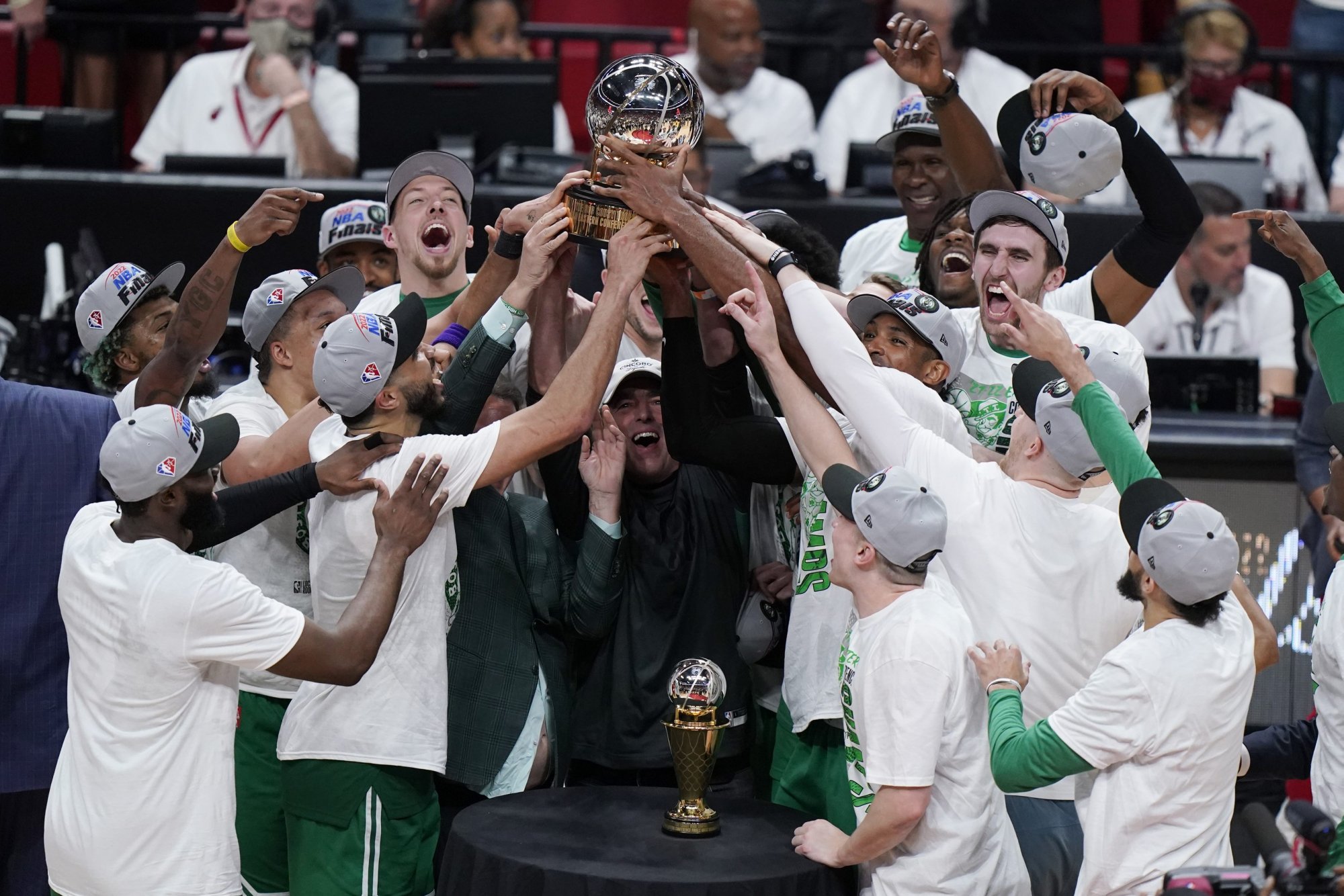 NBA play-off: Boston pretlačil Miami, vo finále vyzve Golden State