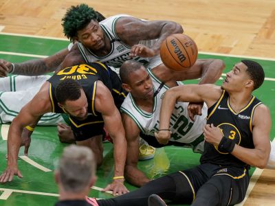 NBA finále: Horford zranil Curryho, Boston obranou zničil Golden State a vedie 2:1