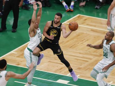 NBA finále: Fantastický Curry a Warriors v záverečnej päťminútovke nepustili Boston k ničomu a vyrovnali na 2:2