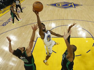 NBA finále: Curry netrafil ani jednu trojku po 233 zápasoch, aj tak má Golden State titulový mečbal