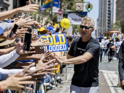 Oslavy Golden State: Kerr nečakal, že budú takí dobrí, Klay Thompson zhodil fanúšika