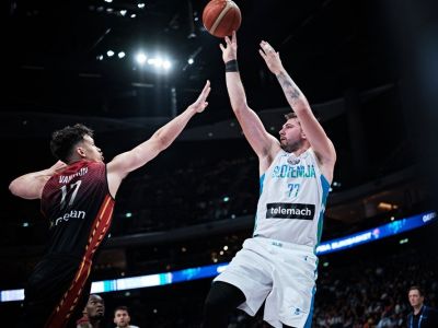 Skvelý Dončič potiahol 35 bodmi Slovinsko do štvrťfinále, Francúzov zachraňoval Gobert. Nemci pretlačili Čiernu Horu