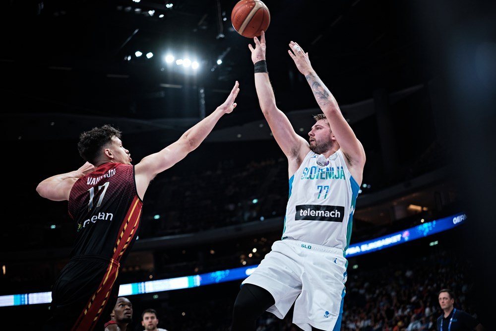Skvelý Dončič potiahol 35 bodmi Slovinsko do štvrťfinále, Francúzov zachraňoval Gobert. Nemci pretlačili Čiernu Horu