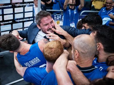 Šialený taliansky génius objímal po šokujúcej výhre všetkých, aj Giannisa Antetokounmpa