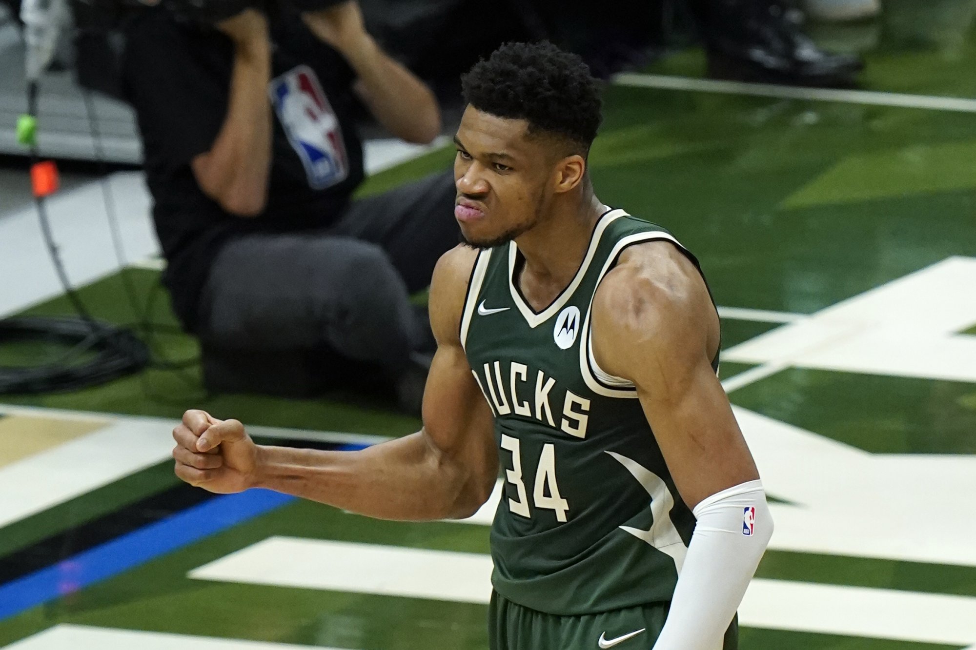 VIDEO: Giannis zničil ďalšieho súpera, Mitchell s LeVertom potiahlo Cleveland 82 bodmi