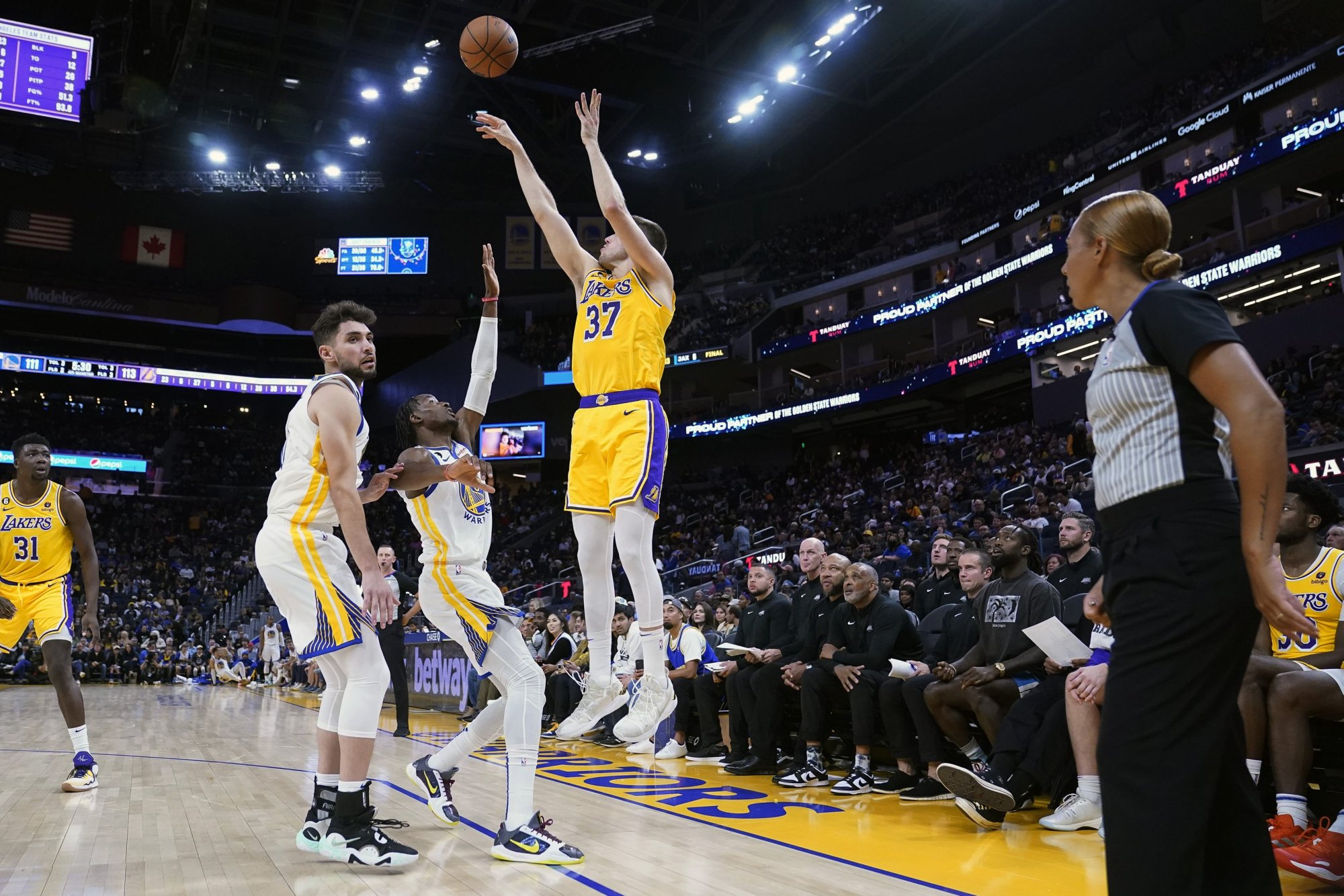 Pred vyše rokom pracoval na cintoríne, teraz zaujal LeBrona Jamesa a dostal sa do zostavy Lakers